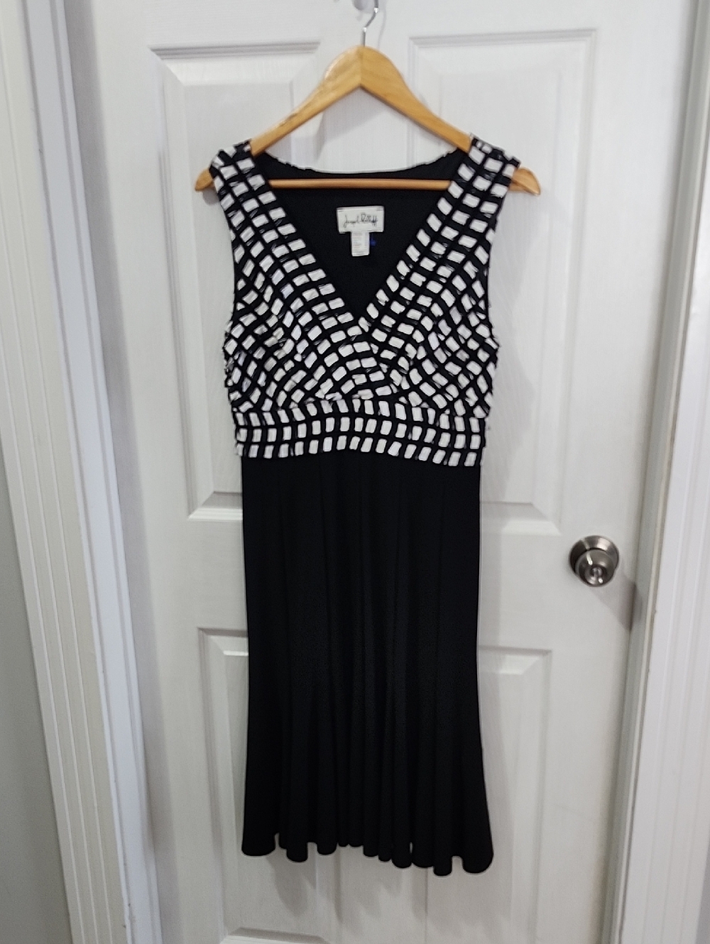 Joseph Ribkoff Black & White Sz 10 Sleeveless V-Neck Dress Fit&flare Flattering - Picture 2 of 7